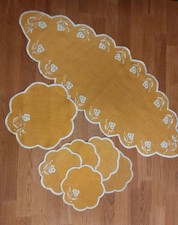 Set aus 7 Zierdeckchen &Läufer, Leinen ,bestickt ,ocker