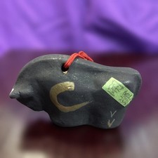 Schwarze Keramik Kuh Figur