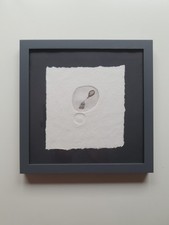 Deko Bild kleines Haus an Ballon  in schwarzem Holzrahmen