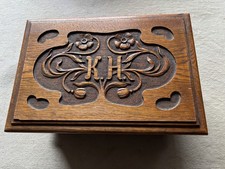 Antike Holzschatulle mit geschnitzten Jugendstil-Ornamenten – Unikat