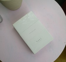 Erotisches Kartenspiel: Strip Poker im Buchversteck