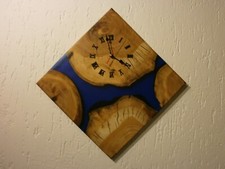Epoxitharztisch, Wanduhr aus Kirschholz