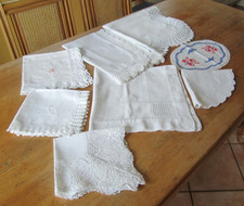Konvolut  weiße Deckchen, Spitze und Stickerei, 8 Stück