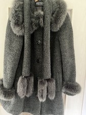 Eleganter Mantel Waldgrün Echtpelz/ Polarfuchskragen und Schalbommel 