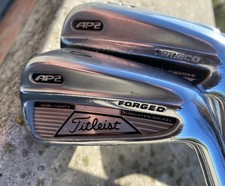 Exklusiver Titleist AP 2 Eisensatz Schwarze Stahlschäfte Regular RH