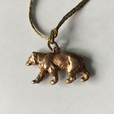 ANTIK um 1920 SCHMUCKANHÄNGER „GOLDBÄR“ Vergoldet Puppen