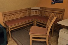 Eckbank buchefarben, teilweise massiv, mit 2 Stühlen und Tisch (120 x 80)