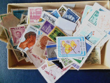 Biete einen kleinen Karton einige hundert Briefmarken aus aller Welt