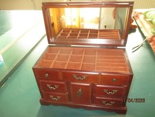 Vintage Schmuckschränkchen im
