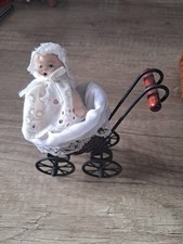 Puppenwagen für Puppenstube Metall & Korb mit Porzellanbaby