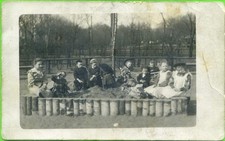 Foto  Sandkasten  Knaben junge Mädchen  Mädel   Vintage 1910er