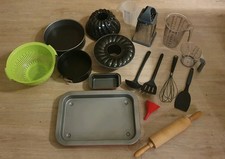 Küchenutensilien Backformen Nudelsieb Reibe Messbecher Rührbesen 17 Teile