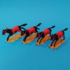 Timpo Toys 4 Pferde mit roten Zügeln und original Kavallerie Satteldecken