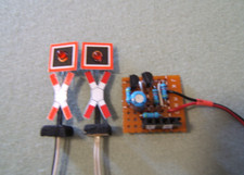 Spur H0 2x Andreaskreuze mit Blinkelektronik für Bahnübergang Modelleisenbahn