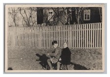 2 Jungen sitzen auf Dreirad -