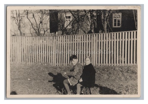Jungen sitzen auf dreirad - jungen,