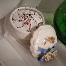 Nadelkissen der - in,