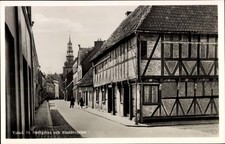 Ak Ystad Schweden, Straße mit Fachwerkhäusern, Kirchturm sichtbar,... - 4803609