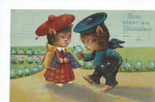 AK Künstler KATZEN TIERE VERMENSCHLICHT Schottenrock Kilt Mütze Blumen Natur