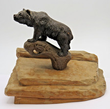 24348/ Alte Holzfigur Bär auf Baumstamm  HxB ca. 14 x 17 cm