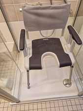 Aquatec® Sorrento Duschstuhl mit Hygieneausschnitt