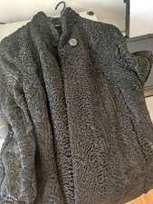 Schwarzer Kurzmantel - sehr