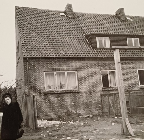 Frau emanuel seibold steht - seibold,