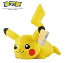 Pokemon Plüschtier Pikachu liegend 22 cm mit Etikett Stofftier Sammeln *NEU*