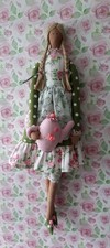 Tilda stoffpuppe mit teekanne - stoffpuppe,