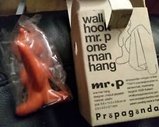 PROPAGANDA Mr P One Man Hängestift Wand ORANGE Haken VERPACKT - NEU lustiges Geschenk