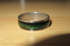 Ring Edelstahl schwarz mit grünem Glitter Damen 7 mm breit NEU