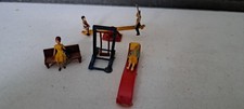 Spur H0,  Kinderspielplatz , Schaukel , Wippe mit 2 Kindern, 2 wartende Mütter