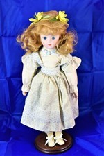 Alte Puppe in sehr gutem Zustand 43 cm mit Sockel, Kleid und Hut