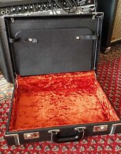 Fender Gitarre Deluxe Briefcase Koffer Schwarz Roter Plüsch