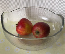 moderne große schwere Glasschüssel innen glatt außen erhab. Oberfläche 26x10 cm