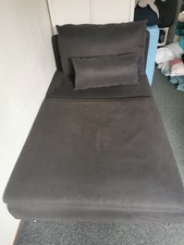 Kleines Sofa mit 2 Kissen