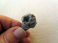 No27  Hauynkristalle mit Allanit aus der Eifel, Fo. In den Dellen