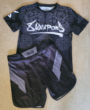 8 Weapon Fight Shorts und Shirt für MMA , Farbe schwarz matt, Größe M