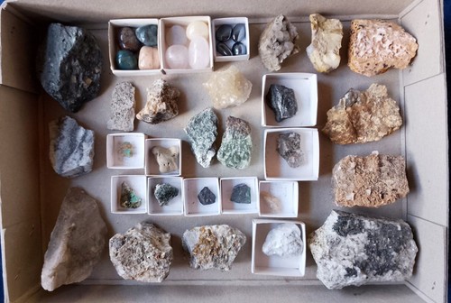 Kiste mit mineralien - mit,
