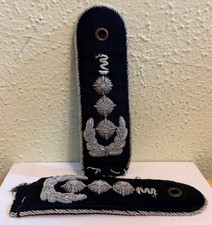 handgestickte Schulterklappen