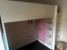Ikea Hochbett ohne Schreibtisch und Matratze.  Mit Rosa Schranktüren