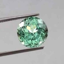 Natürlich 7.60 Karat Grün