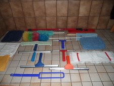 Sammlung von Reinigungsgeräten, Abstreifer, Wischer, Fensterputzer, Lappen