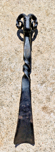 Schmiedgefertigter widderkopf - schmiedgefertigter,
