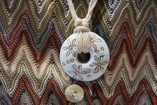 Kunststoff Anhänger Donut mit floralem Motiv + Schnüren Hippie Modeschmuck