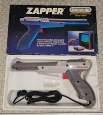 Original Nintendo NES Zapper Pistole grau  in der Originalverpackung 1985