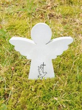 Engel aus Beton mit Schriftzug