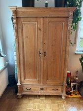 Antiker schöner Bauernschrank