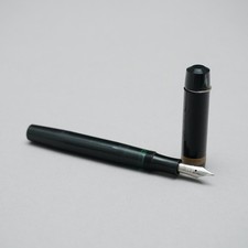 Kolbenfüller Student mit