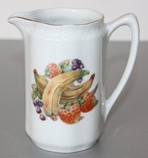 Milchkännchen, alt - Sahnegießer mit Obstdekor H 12,5 cm
